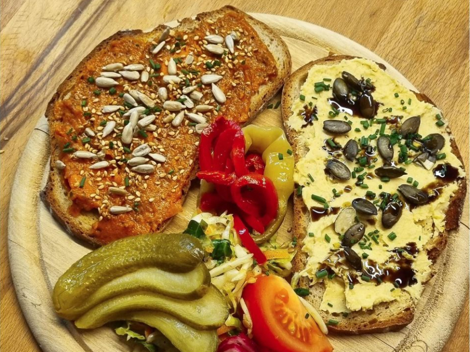 Svačina z dřevěného prkénka